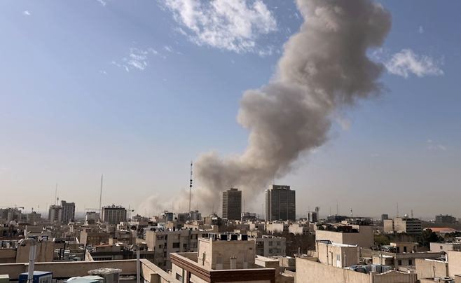 이스라엘의 공격으로 연기가 피어오르는 이란 테헤란 모습. 사진=연합뉴스