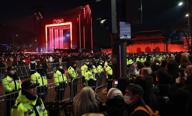 3월 21일 서울 광화문 광장에서 그룹 방탄소년단(BTS)의 정규 5집 '아리랑'(ARIRANG) 발매를 기념해 열린 무료 공연 'BTS 컴백 라이브: 아리랑'(BTS THE COMEBACK LIVE｜ARIRANG)에서 경찰이 광장 외곽 인파 관리를 하고 있다. 연합뉴스