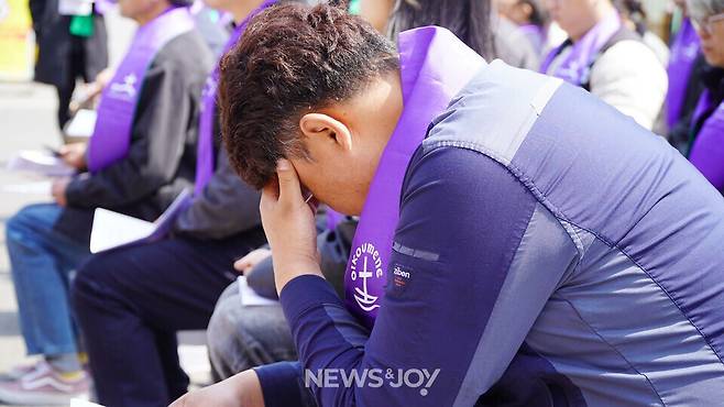 예배 참가자들은 정의로운 전환을 위해 간절히 기도했다. 뉴스앤조이 엄태빈