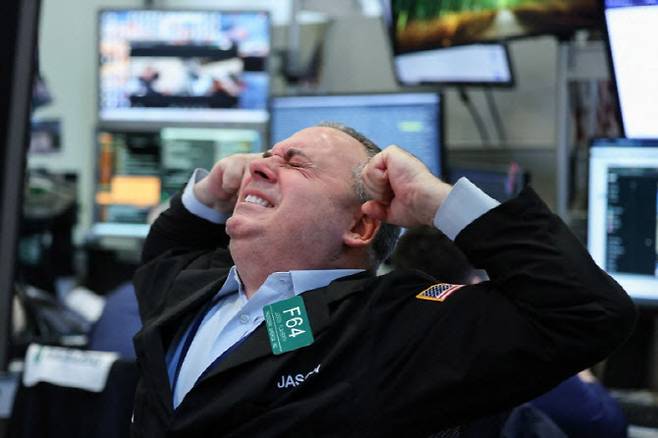 뉴욕증권거래소(NYSE)에서 개장 직후 한 트레이더가 기지개를 켜고 있다. (사진=AFP)