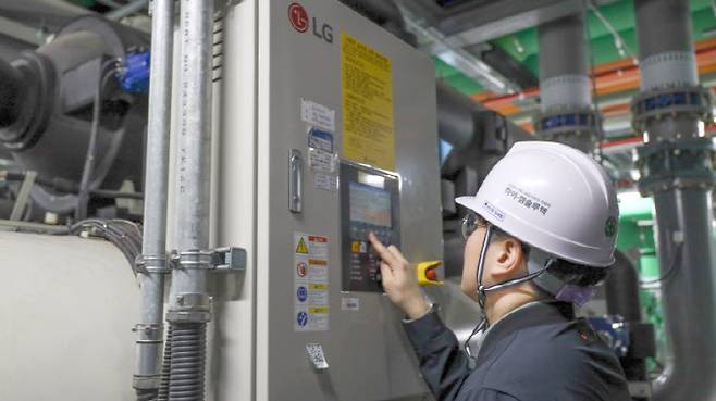 심희재 하이엠솔루텍 주임이 24일 경기 안양시 LG유플러스 평촌메가센터 기계실에서 초대형 칠러의 작동 상황을 점검하고 있다.(사진=하이엠솔루텍)