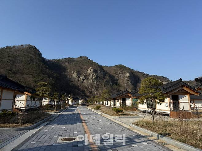 개장을 앞둔 직소천야영장의 한옥형 카라반