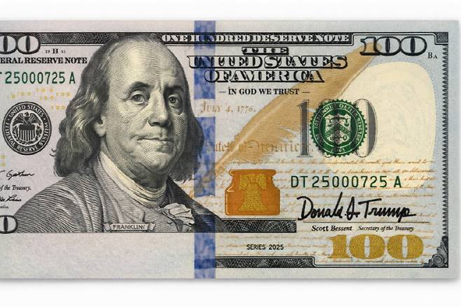 AI가 생성한 도널드 트럼프 서명이 들어간 100달러 지폐 (챗GPT 생성)