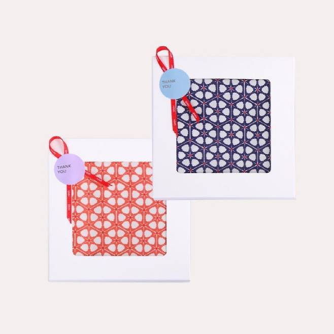 2026년 서울시의 고향사랑기부제 답례품으로 추가된 인정전 꽃살문 손수건(사진=서울시)