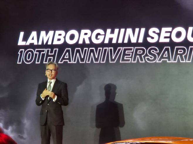 김종복 람보르기니 서울 대표가 25일 서울 강남구 웨스틴 서울 파르나스에서 열린 10주년 기념 갈라 디너에서 인사말하고 있다. (사진=이윤화 기자)