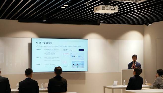 26일 산돌 정기 주주총회에서 신동근 경영전략그룹장이 AI 기반 사업 확장 방향을 발표하고 있다.(사진=산돌)