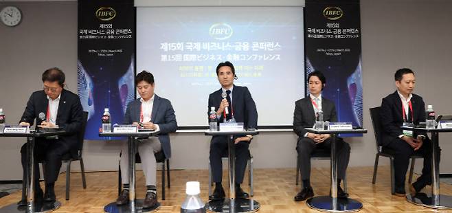 [이데일리 방인권 기자]  박정훈 우리금융·경영연구소 대표와 신원근 카카오페이 대표, 야나세 마사요시 페이페이 금융사업전략본부 본부장, 다케자와 유스케 프로그매트 부사장, 문일호 SBJ 영업추진팀장(왼쪽부터)이 27일 일본 도쿄 시나가와프린스호텔에서 열린 제15회 국제 비즈니스·금융 콘퍼런스에서 'AI가 여는 디지털 결제 시장의 현재와 미래'란 주제로 토론을 하고 있다. 15년째 이어온 국제 비즈니스·금융 콘퍼런스는 올해에는 일본에서 ‘AI와의 동맹: 한·일 금융, 함께 여는 미래’를 주제로 금융은 물론 요양, 핀테크 등 산업 전반에서 AI가 촉발하는 구조적 변화를 짚고, 한·일 협력의 접점을 모색하는 자리로 마련됐다.