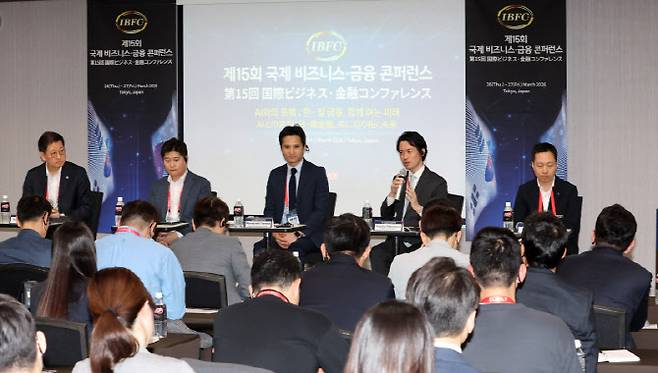 [이데일리 방인권 기자]  박정훈 우리금융·경영연구소 대표와 신원근 카카오페이 대표, 야나세 마사요시 페이페이 금융사업전략본부 본부장, 다케자와 유스케 프로그매트 부사장, 문일호 SBJ 영업추진팀장(왼쪽부터)이 27일 일본 도쿄 시나가와프린스호텔에서 열린 제15회 국제 비즈니스·금융 콘퍼런스에서 'AI가 여는 디지털 결제 시장의 현재와 미래'란 주제로 토론을 하고 있다. 15년째 이어온 국제 비즈니스·금융 콘퍼런스는 올해에는 일본에서 ‘AI와의 동맹: 한·일 금융, 함께 여는 미래’를 주제로 금융은 물론 요양, 핀테크 등 산업 전반에서 AI가 촉발하는 구조적 변화를 짚고, 한·일 협력의 접점을 모색하는 자리로 마련됐다.