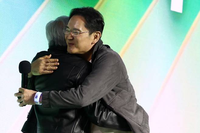 이재용 삼성전자 회장이 지난해 10월 30일 오후 서울 강남구 코엑스 K-POP 광장에서 열린 지포스 게이머 페스티벌에서 젠슨 황 엔비디아 최고경영자와 포웅하고 있다. (사진=이데일리 김태형 기자)