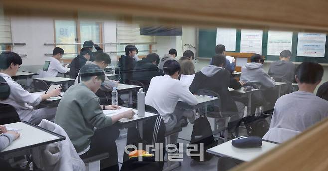 2026학년도 대학수학능력시험일인 작년 11월 13일 경기도교육청 제30지구 제17시험장인 수원시 영통구 효원고등학교에서 수험생들이 시험 준비를 하고 있다.(사진=뉴시스)