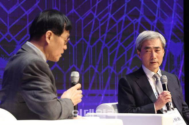 이창용(왼쪽) 한국은행 총재와 신현송 국제결제은행(BIS) 당시 경제보좌관 겸 조사국장이 지난 2023년 2월 1일 오전 서울 중구 대한상공회의소에서 열린 ‘제1회 대한상공회의소-한국은행 세미나’에서 대담을 하고 있다. (사진=이데일리 이영훈 기자)