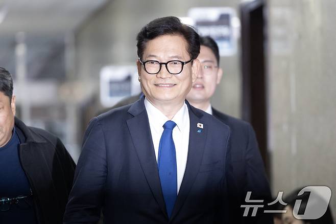 송영길 더불어민주당 전 대표가 지난 5일 서울 여의도 국회에서 정청래 대표와 면담을 위해 대표실로 향하고 있다. 2026.3.5 ⓒ 뉴스1 이승배 기자