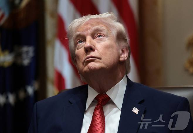 도널드 트럼프 미국 대통령이 26일(현지시간) 백악관에서 내각 회의를 주재하고 있다. 2026.3.26 ⓒ 로이터=뉴스1