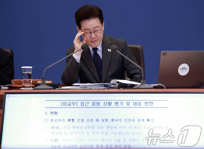 이재명 대통령이 24일 청와대에서 열린 국무회의에서 조현 외교부 장관의 최근 중동 상황 평가 및 대응 방향에 대한 보고를 받고 있다. (청와대통신사진기자단) 2026.3.24 ⓒ 뉴스1 허경 기자