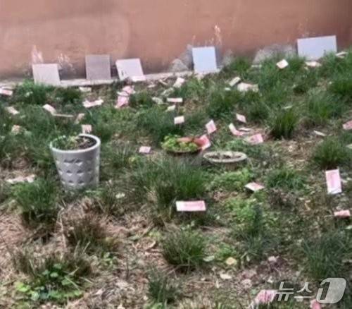 충칭 지우룽포구 소재 고층 아파트 화단에 떨어진 위안화. (웨이보 갈무리)