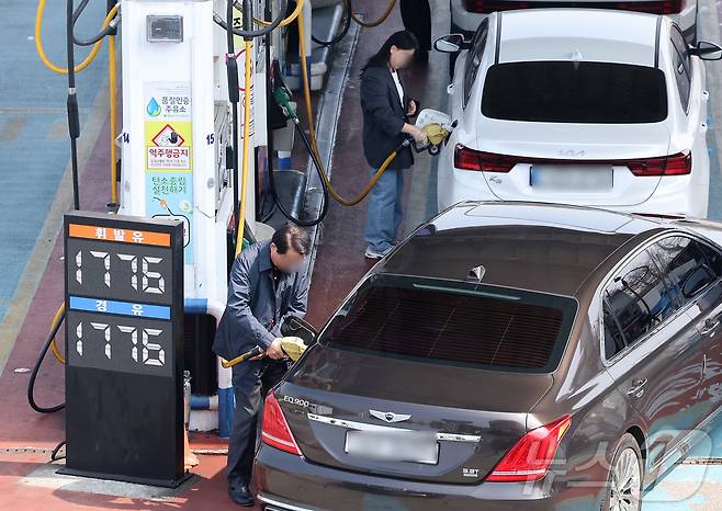 정부의 석유 최고가격제 2차 고시를 하루 앞둔 26일 서울 서초구 만남의광장 주유소에서 시민들이 주유를 하고 있다.2026.3.26 ⓒ 뉴스1 김성진 기자