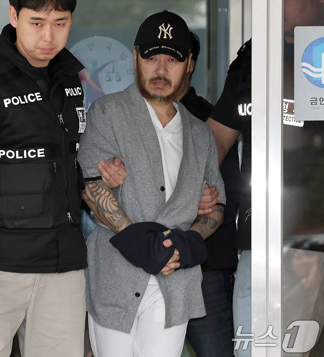 '마약왕' 박왕열(48)이 27일 경기 의정부시 의정부지방법원에서 열린 구속 전 피의자심문(영장실질심사)을 마친 후 법정을 나서고 있다. 2026.3.27 ⓒ 뉴스1 오대일 기자