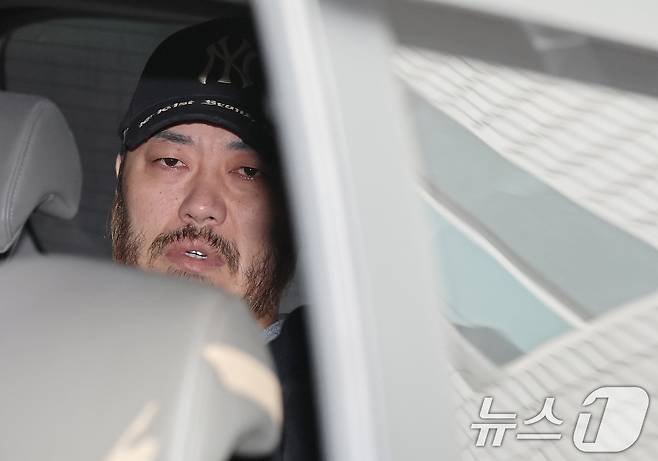 '마약왕' 박왕열(48)이 27일 경기 의정부시 의정부지방법원에서 열린 구속 전 피의자심문(영장실질심사)을 마친 후 호송차에 탑승하고 있다. 2026.3.27 ⓒ 뉴스1 오대일 기자