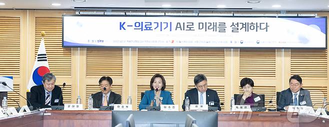 이수진 더불어민주당 의원(AI헬스케어포럼 공동대표)이 27일 서울 여의도 국회 의원회관에서 'K-의료기기 AI로 미래를 설계하다'를 주제로 열린 K-헬스케어 의료기기 활성화 포럼에서 개회사를 하고 있다. 2026.3.27 ⓒ 뉴스1 이승배 기자