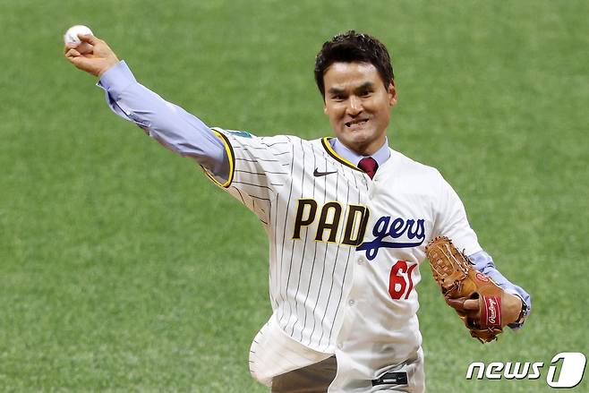 28일 대전 한화-키움전 시구자로 나서는 박찬호. ⓒ 뉴스1 박정호 기자