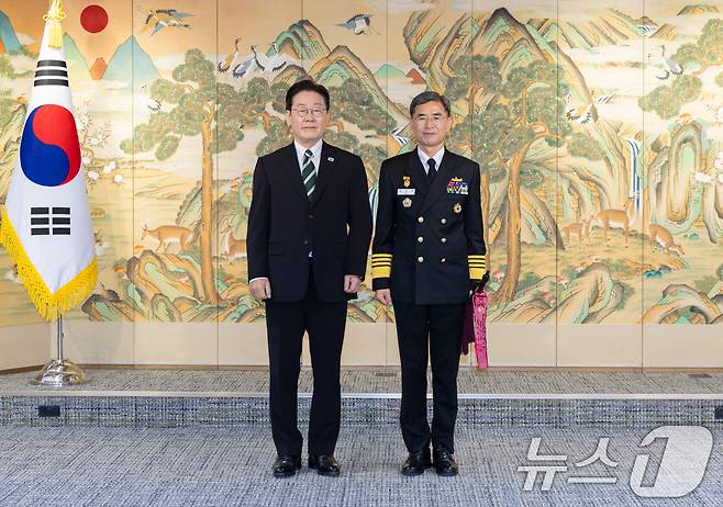 이재명 대통령이 27일 서울 용산구 국방부에서 김경률 신임 해군참모총장에게 삼정검 수치를 수여한 뒤 기념촬영을 하고 있다. (청와대 제공. 재판매 및 DB 금지) 2026.3.27 ⓒ 뉴스1 허경 기자