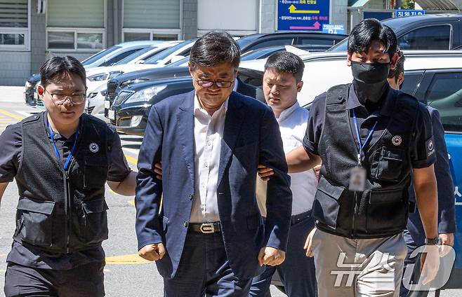 사망자 23명이 발생한 '화성 아리셀 공장 화재'와 관련해 박순관 아리셀 대표와 아들 박중언 총괄본부장이 지난 2024년 8월28일 구속 전 피의자 심문(영장실질심사)을 마친 후 대기 장소인 경기도 수원시 영통구 수원남부경찰서 유치장으로 들어서고 있다. 2024.8.28 ⓒ 뉴스1 이재명 기자