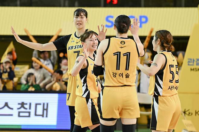 청주 KB스타즈가 27일 충북 청주체육관에서 열린 2025-26 여자프로농구 용인 삼성생명전에서 승리했다. (WKBL 제공)