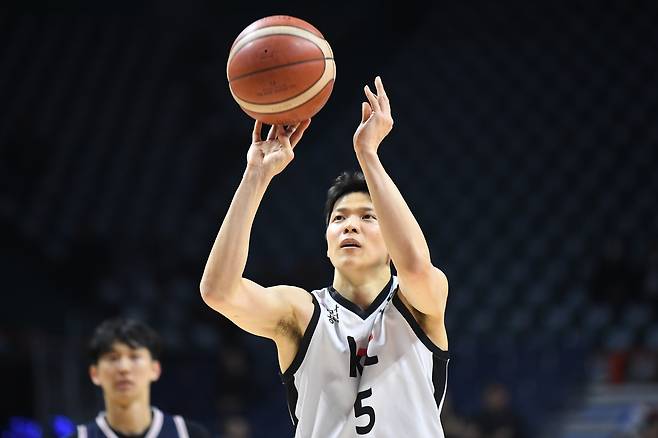 수원 KT 김선형이 27일 열린 2025-26 프로농구 부산 KCC와 원정 경기에서 14점을 기록하며 팀의 84-79 승리를 이끌었다. (KBL 제공)