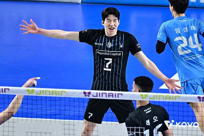 현대캐피탈 허수봉이 27일 충북 천안유관순체육관에서 열린 우리카드와 2025-27 V리그 남자부 플레이오프 1차전에서 27점을 기록하며 팀 승리를 이끌었다. (KOVO 제공)