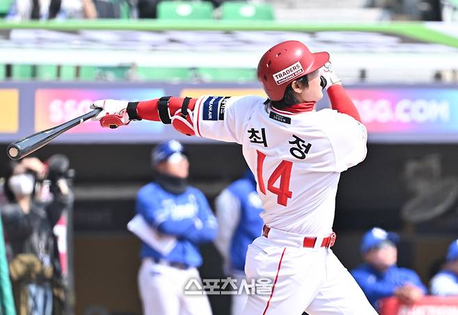SSG 최정이 17일 문학구장에서 열린 2026 KBO리그 삼성과의 시범경기 2회말 1사 1루 상황에서 삼성 선발 이승민을 상대로 2점 홈런을 치고 있다. 문학 | 박진업 기자 upandup@sportseoul.com