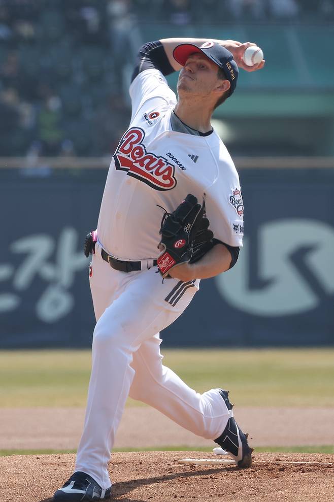 22일 잠실구장에서 열린 두산과 KIA의 시범경기. 두산 선발 플렉센이 힘차게 공을 던지고 있다. 사진 | 잠실=연합뉴스