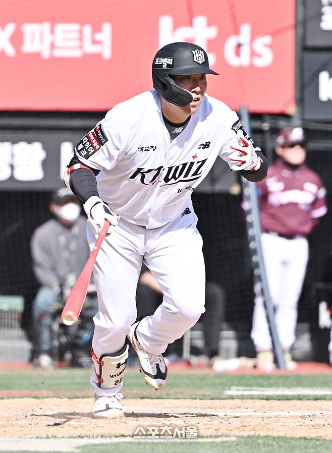 KT 김현수가 19일 수원케이티위즈파크에서 열린 키움과 시범경기 7회말 2사 2루 상황에서 키움 투수 유토를 상대로 동점 1타점 2루타를 치고 있다. 수원 | 박진업 기자 upandup@sportsseoul.com