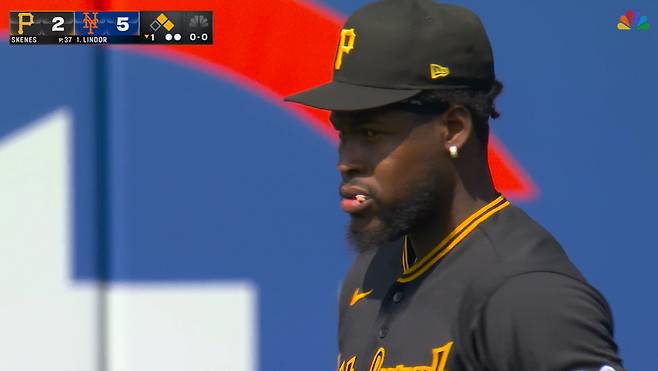 피츠버그 중견수 오닐 크루즈가 1회말 선발투수 폴 스킨스가 자신의 두 차례 수비 실수로 5실점하고 교체되자 마운드를 향해 미안한 표정을 짓고 있다. 사진=MLB.TV 캡처