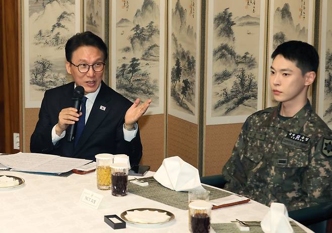 생명대사 및 천명수호처 만찬간담회서 발언하는 김민석 총리

    (서울=연합뉴스) 이정훈 기자 = 김민석 국무총리가 23일 서울 종로구 삼청동 총리공관에서 열린 생명대사 및 천명수호처 만찬간담회에서 발언하고 있다.

    오른쪽은 NCT도영. 2026.3.23

    uwg806@yna.co.kr

(끝)





<저작권자(c) 연합뉴스, 무단 전재-재배포, AI 학습 및 활용 금지>