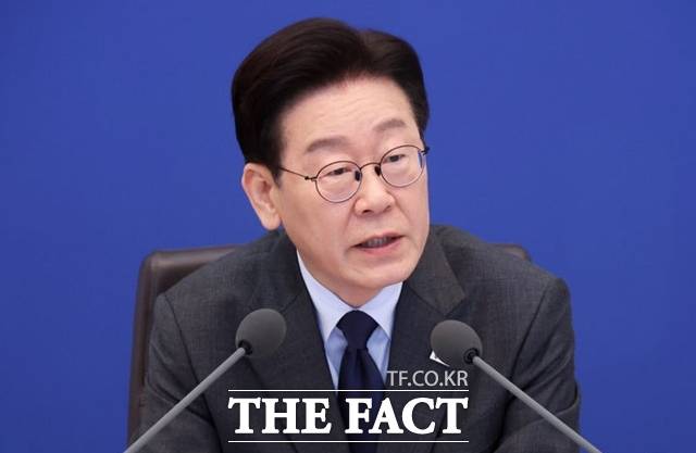 이재명 대통령이 부동산 투기 근절을 위해 세제·금융·규제를 총동원하겠다는 의지를 내비쳤다. 사진은 이재명 대통령이 지난 24일 청와대에서 주재한 제11회 국무회의에서 발언하고 있다. /뉴시스