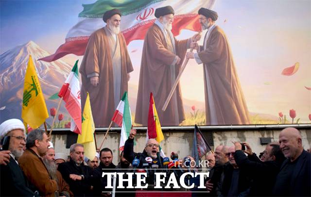 헤즈볼라 고위 관계자 마무드 카마티가 26일(현지시간) 레바논 베이루트 이란 대사관 앞에서 열린 이슬람 공화국 연대 시위에서 연설을 하고 있다. /베이루트=AP.뉴시스