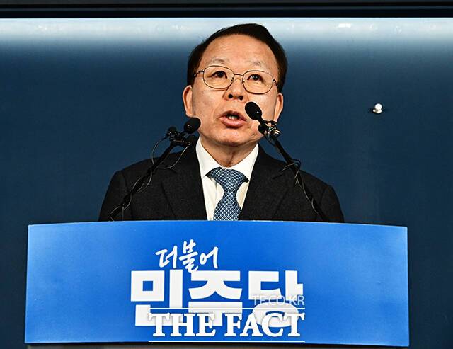 더불어민주당이 6·3 지방선거 부산시장 후보를 경선으로 선출하기로 했다. 사진은 20일 여의도 민주당 중앙당사에서 대전시장 및 충남지사 공천 심사 결과를 발표하고 있는 김 위원장. /배정한 기자