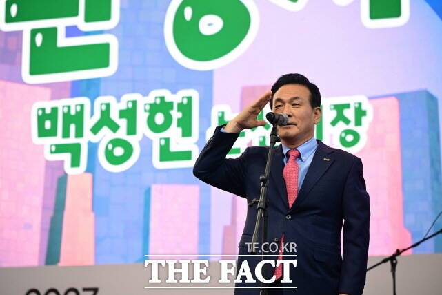 개막식에서 환영사전에 인사를 하고 있는 백성현 논산시장. /논산시