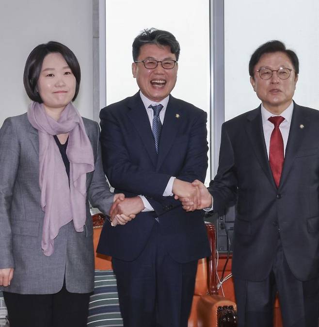 진성준 국회 예산결산위원회 위원장(가운데)과 더불어민주당 간사인 이소영 의원(왼쪽), 국민의힘 간사인 박형수 의원이 27일 국회에서 중동 사태 대응을 위한 추가경정 예산안 협의를 위해 만나 서로 악수하고 있다. 연합뉴스