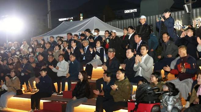 안성시가 지난 26일 '호수관광도시' 조성의 두 번째 야심작인 '칠곡호수공원' 조성을 완료하고 개장식을 개최했다. 안성시 제공