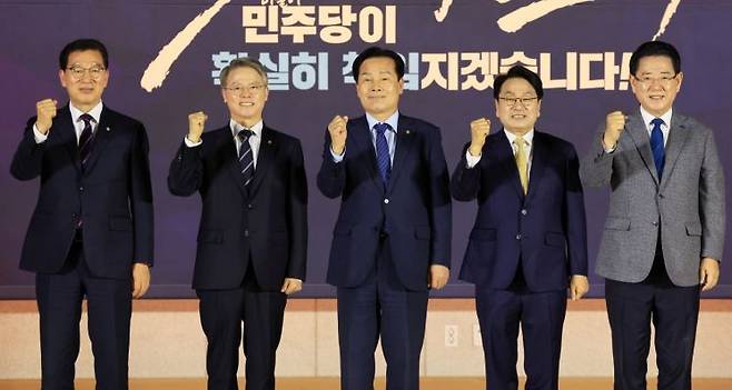 27일 전남 목포시 수산물유통센터 대강당에서 열린 더불어민주당 전남광주특별시장 후보 선출을 위한 권역별 정책배심원 토론회에서 신정훈(왼쪽부터), 민형배, 주철현, 강기정, 김영록 경선 후보가 포토타임을 갖고 있다. 연합뉴스