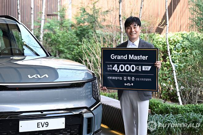 기아 김학준 선임 오토컨설턴트가 서울 강남구에 위치한 브랜드 체험공간 Kia 360에서 기념 촬영을 하는 모습 (기아 제공)