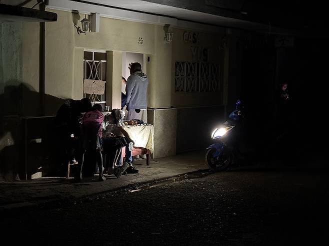 지난 21일 쿠바 전역의 전기가 나가자, 아바나의 한 가족은 전기 오토바이의 라이트를 켠 채 집안을 밝혔다. /박국희 특파원