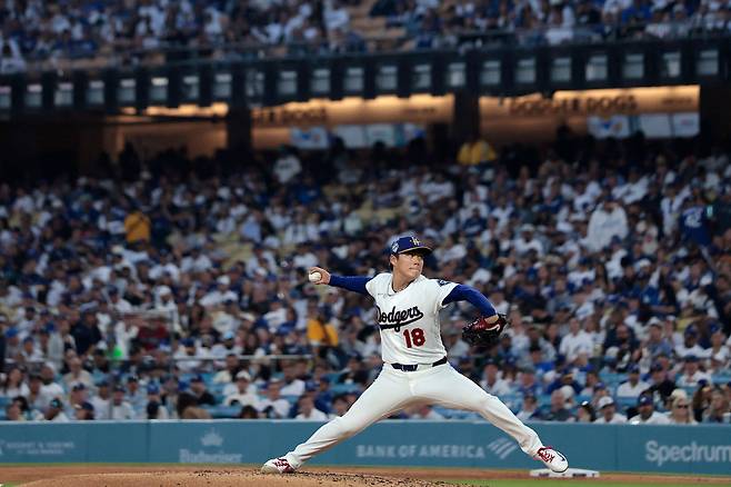 <YONHAP PHOTO-5577> LOS ANGELES, CALIFORNIA - MARCH 26: Yoshinobu Yamamoto #18 of the Los Angeles Dodgers pitches during the sixth inning against the Arizona Diamondbacks during Opening Day at Dodger Stadium on March 26, 2026 in Los Angeles, California.   Ronald Martinez/Getty Images/AFP (Photo by RONALD MARTINEZ / GETTY IMAGES NORTH AMERICA / Getty Images via AFP)/2026-03-27 11:22:54/<저작권자 ⓒ 1980-2026 ㈜연합뉴스. 무단 전재 재배포 금지, AI 학습 및 활용 금지>