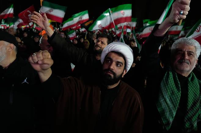 25일 이란의 수도 테헤란 서쪽의 한 모스크에서 모인 이슬람 시아파 성직자들과 시민들이 미국과 이스라엘을 규탄하는 친정부 시위를 하고 있다./AP 연합뉴스