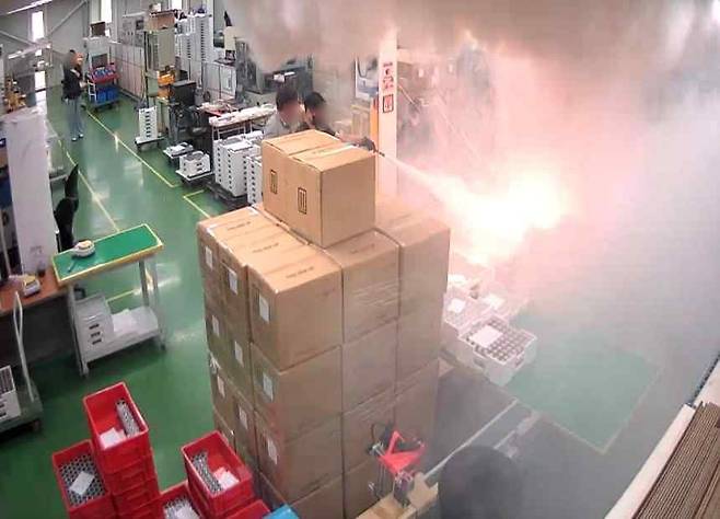 아리셀 공장의 화재 진행 상황이 담긴 내부 CCTV 화면. /연합뉴스