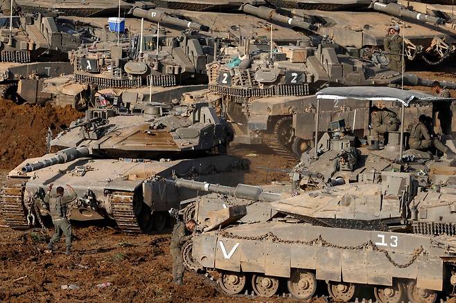 12일 이스라엘 북부 레바논 국경 인근 갈릴리 상류 지역에 이스라엘군 탱크들이 배치되어 있다. /연합뉴스