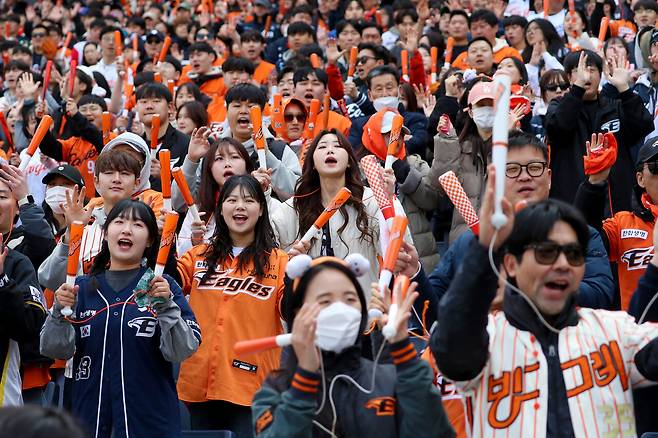지난해 3월 30일 대전 한화생명볼파크에서 열린 프로야구 2025 신한 SOL 뱅크 KBO리그 한화 이글스와 KIA 타이거즈의 경기에서 한화 팬들이 응원하고 있다. 대전일보DB