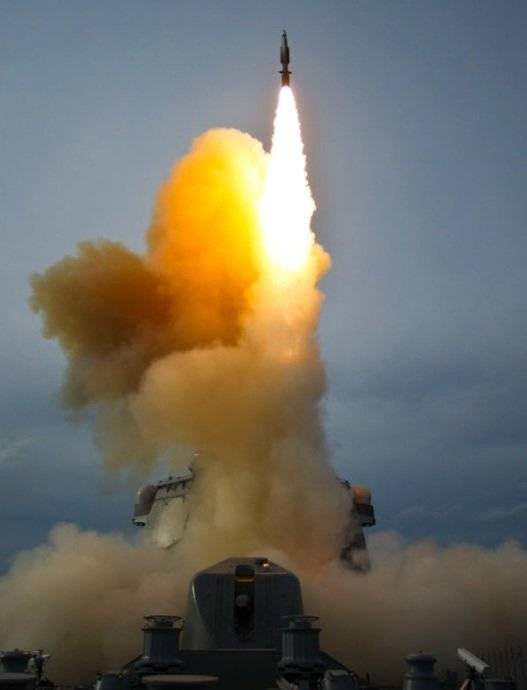 일본의 이지스 구축함 초카이함이 하와이 카우아이섬 해안에서 표적을 격추하기 위해 요격 미사일을 발사하는 모습. AP 뉴시스