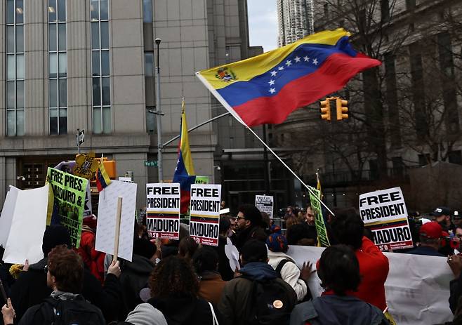 2026년 3월 26일 미국 뉴욕 법원 밖에서 니콜라스 마두로 베네수엘라 대통령 지지자들이 시위를 벌이고 있다. 사진=신화통신/뉴시스